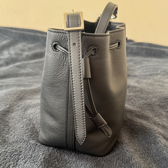 ALO Yoga Balance Leather Bucket Bag - Picture 10 of 10